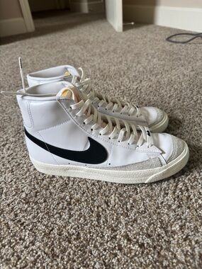 WOMEN'S HIGH TOP NIKE BLAZER